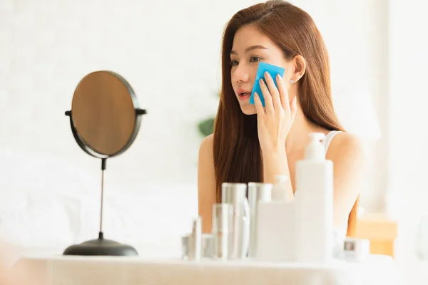 Belleza Mujer Asiática Cara Con Papel Secante — Foto de Stock