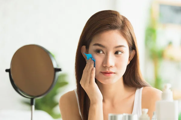 Bellezza Asiatico Donna Faccia Con Carta Assorbente — Foto Stock