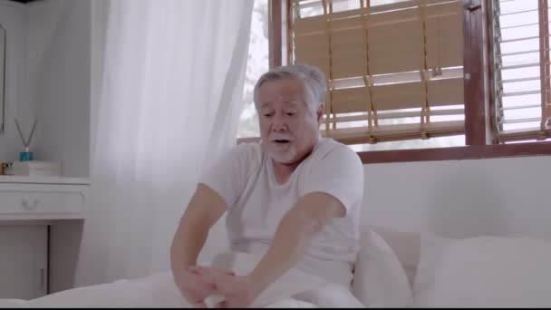Asiatique Âgé Homme Réveiller Heureux Dans Chambre — Video