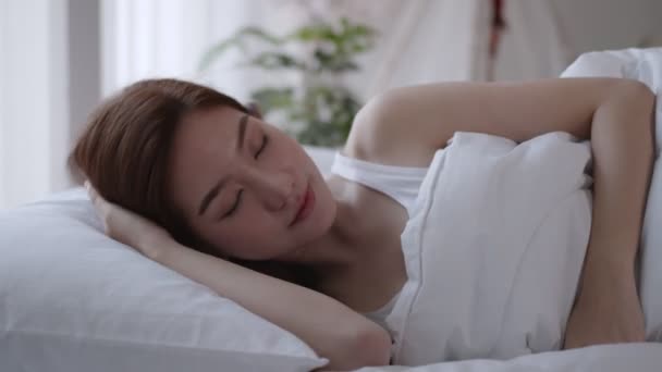 Asijské Ženy Spí Sladký Sen Bílé Posteli Ložnici — Stock video