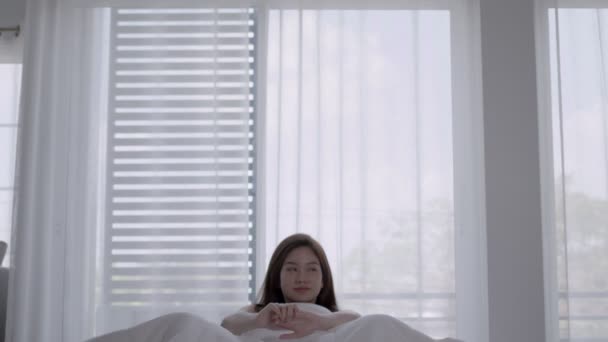 Asiatiska Kvinnor Vaknar Glada Och Ler Vit Säng Sovrummet — Stockvideo