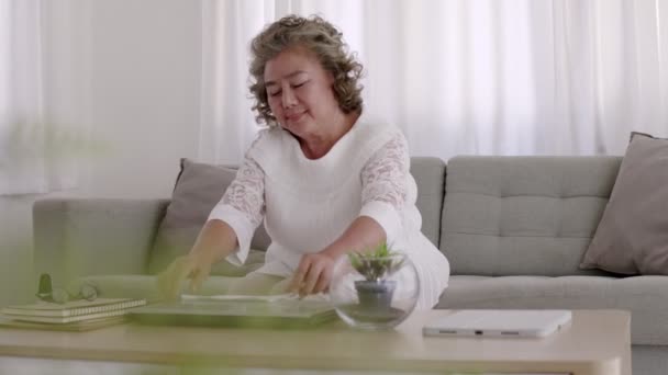 Ouderen Aziatische Vrouw Dragen Maskers Thuis Blijven — Stockvideo