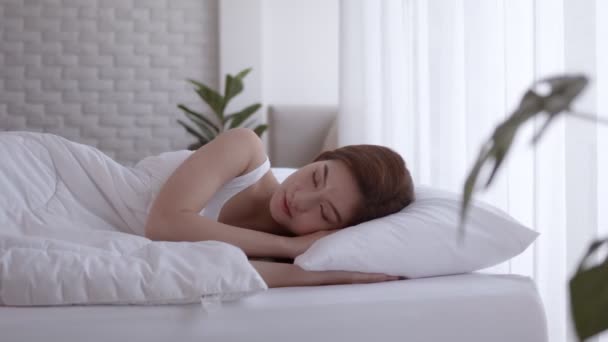 Mujeres Asiáticas Durmiendo Dulce Sueño Cama Blanca Dormitorio — Vídeo de stock