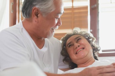 Yaşlı çiftler el ele tutuşup yatakta uyurlar..