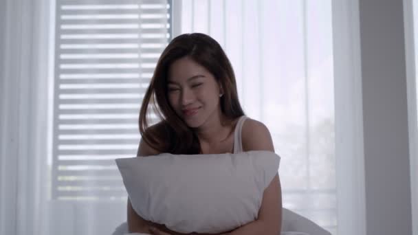 Azji Kobiety Obudzić Szczęśliwy Uśmiech Białym Łóżku Sypialni — Wideo stockowe