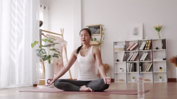 Asiatico Donna Pratica Yoga Loto Posa Meditazione Casa — Video Stock
