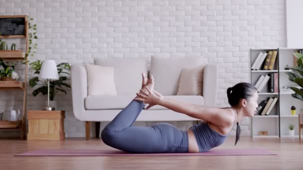 Asiatico Donna Sguardo Laptop Praticare Yoga Posa Arco Corso Online — Video Stock