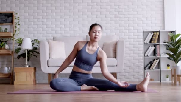 Aziatische Vrouw Voorbereiding Voor Sport Training Uitrollen Haar Oefening Mat — Stockvideo