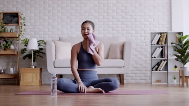 Asiatisk Kvinna Dricker Sötvatten Efter Pilates Utövar Yoga — Stockvideo