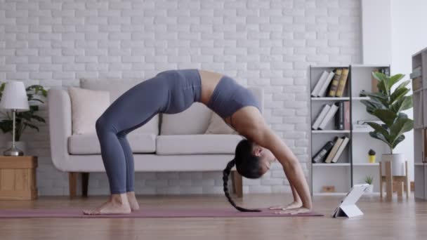 Asiatisk Kvinna Titta Bärbar Dator Praxis Yoga Bro Online Kurs — Stockvideo