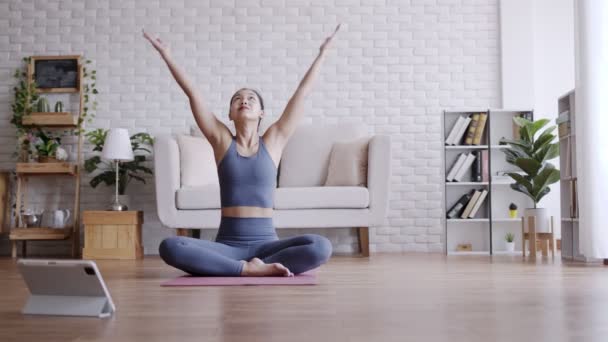 Asiatico Donna Sguardo Laptop Pratica Yoga Loto Posa Meditazione Corso — Video Stock