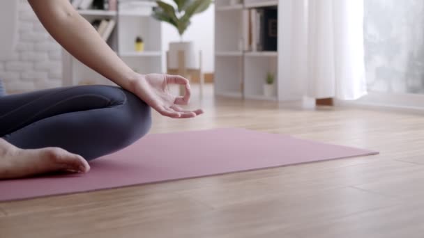 Asiatisk Kvinna Utövar Yoga Lotus Poserar Till Meditation Hemma — Stockvideo