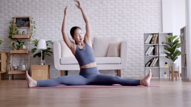 Asyalı Kadın Yogası Tarafta Oturarak Yoga Minderinde Poz Veriyor — Stok video