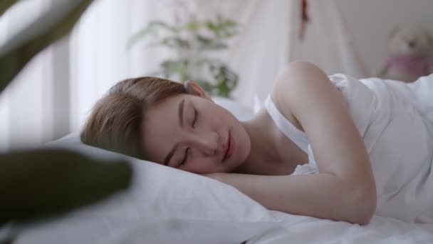 아시아인 여성들이 침대에서 — 비디오