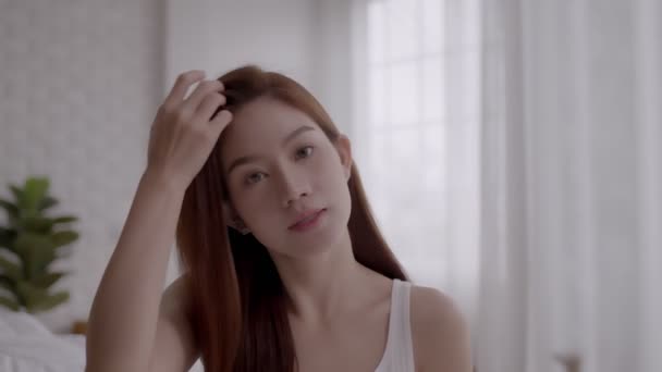 美丽的亚洲女人早上化妆 — 图库视频影像