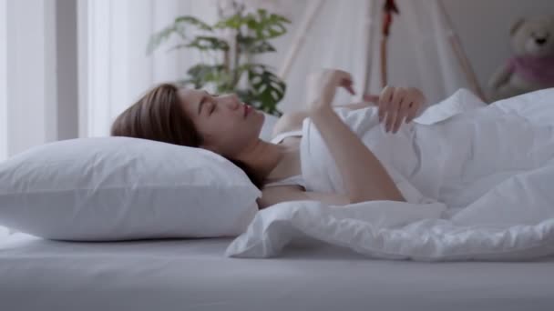 Asiatique Femmes Sommeil Doux Rêve Sur Blanc Lit Dans Chambre — Video