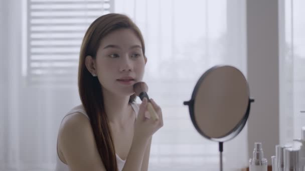 Skönhet Asiatisk Kvinna Göra Upp Ansikte Morgonen — Stockvideo