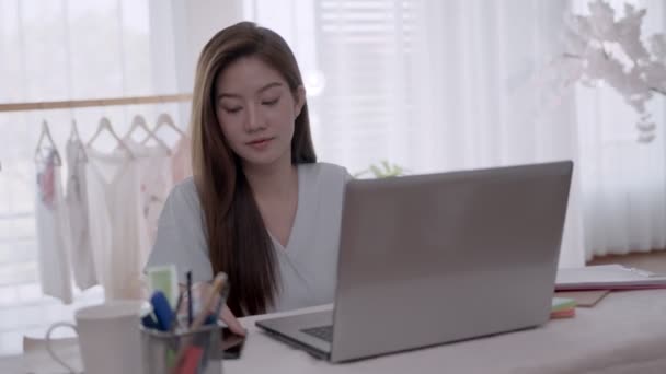 Mujer Asiática Negocios Hablar Con Trabajo Por Teléfono Tomar Notas — Vídeos de Stock