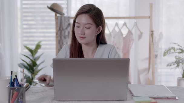 Bisnis Wanita Asia Bicara Untuk Bekerja Telepon Dan Mencatat Pada — Stok Video