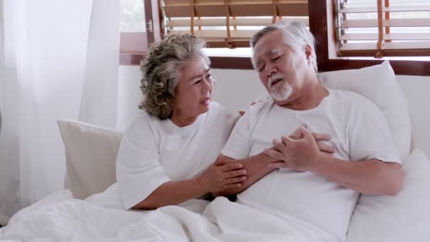 Asiático Casal Idosos Cama Coração Homem Dores Devido Doença Cardíaca — Vídeo de Stock