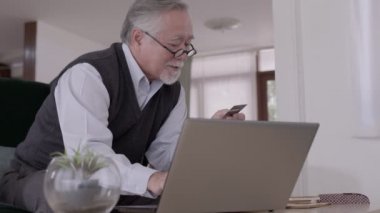 Asyalı yaşlı çift yatakta, adamın kalbi kalp hastalığından ağrıyor..