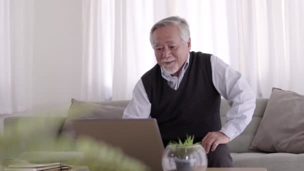 Elderly Asian Man Video Conferent Online Teblet Home — Stock Video