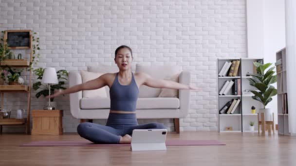 アジアの女性は家で瞑想オンラインコースにヨガのハスのポーズをラップトップ練習見て — ストック動画