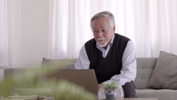 Elderly Asian Man Working Note Jobs His Laptop Home — Stock Video