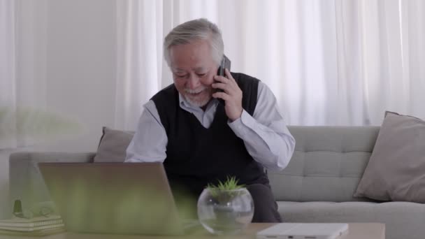 Elderly Asian Man Working Note Jobs His Laptop Home — Stock Video