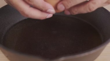 Kahvaltı için çırpılmış yumurtayı bir tavaya koy.