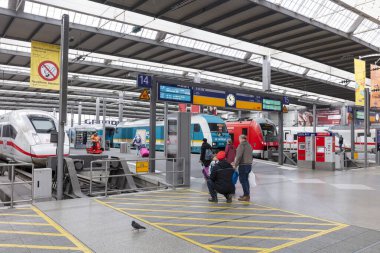 Coronavirus Covid-19 salgını sırasında Münih, Almanya 'daki neredeyse boş ana tren istasyonu.