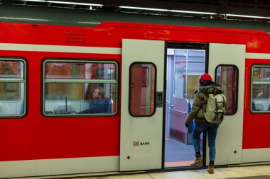 2020 baharındaki Corona salgını sırasında Münih ana tren istasyonunda S-Bahn trenine binen bir adam.