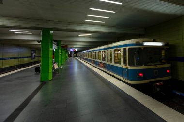 2020 ilkbaharında Covid-19 salgını sırasında neredeyse boş metro istasyonuna gelen eski bir metro treni.