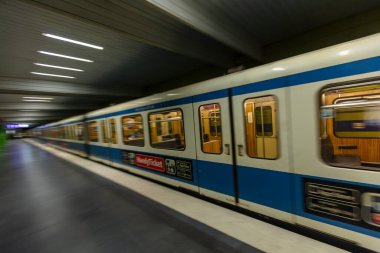 2020 ilkbaharında Covid-19 salgını sırasında neredeyse boş metro istasyonuna gelen eski bir metro treni.