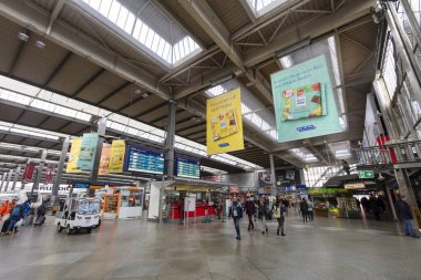 Coronavirus Covid-19 salgını sırasında Münih, Almanya 'daki neredeyse boş ana tren istasyonu.