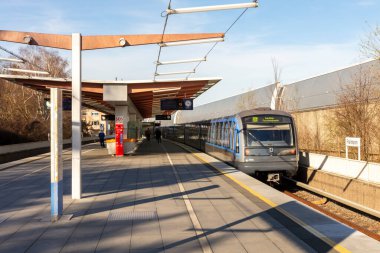  2020 ilkbaharında Covid-19 salgını sırasında metro istasyonuna yeni bir metro yağmuru geliyor.