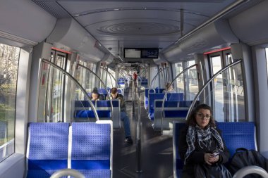  2020 ilkbaharında Covid-19 salgını sırasında neredeyse boş bir metro treni.
