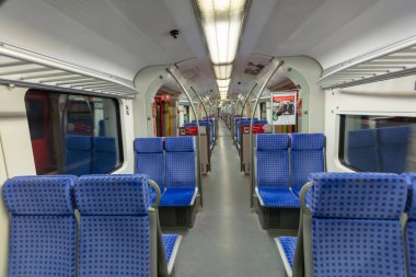 2020 baharındaki Coronavirus salgını sırasında Münih 'te neredeyse boş bir S-Bahn treni. İnsanlar trene binmeye korkuyordu..