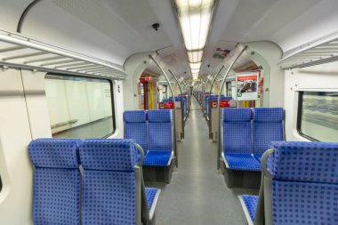 2020 baharındaki Coronavirus salgını sırasında Münih 'te neredeyse boş bir S-Bahn treni. İnsanlar trene binmeye korkuyordu..