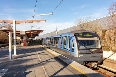  2020 ilkbaharında Covid-19 salgını sırasında metro istasyonuna yeni bir metro yağmuru geliyor.