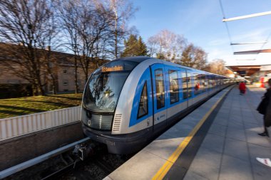  2020 ilkbaharında Covid-19 salgını sırasında metro istasyonuna yeni bir metro yağmuru geliyor.