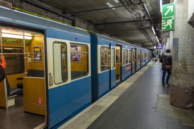 2020 baharındaki Covid-19 salgını sırasında eski bir metro treniyle neredeyse boş metro istasyonu Sendlinger Tor (yeniden inşa)