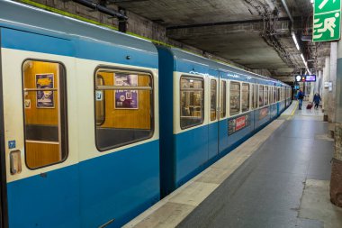 2020 baharındaki Covid-19 salgını sırasında eski bir metro treniyle neredeyse boş metro istasyonu Sendlinger Tor (yeniden inşa)