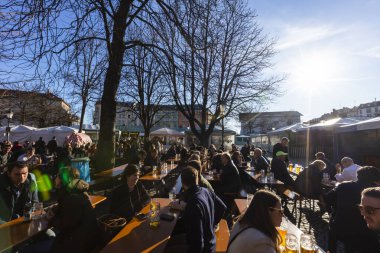 2020 baharının başlarında Corona salgınının ilk dalgası sırasında Münih 'teki Viktualienmarkt' taki (Victuals Market) Alman Biergarten (Açık hava Bira Pub) 'daki insanlar