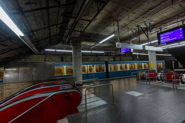 Estação Metrô Quase Vazia Sendlinger Tor Reconstrução Com Antigo Trem — Fotografia de Stock