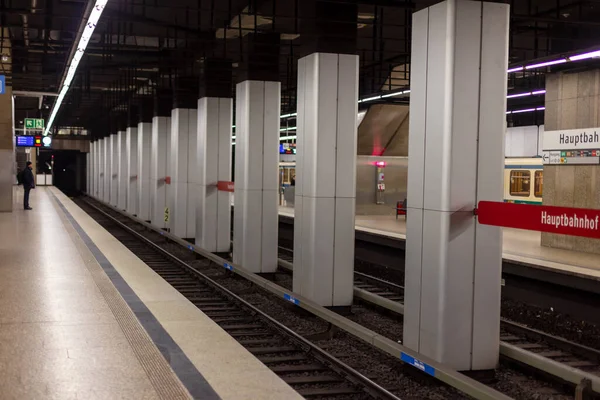 Una Stazione Della Metropolitana Quasi Vuota Alla Stazione Ferroviaria Principale — Foto Stock