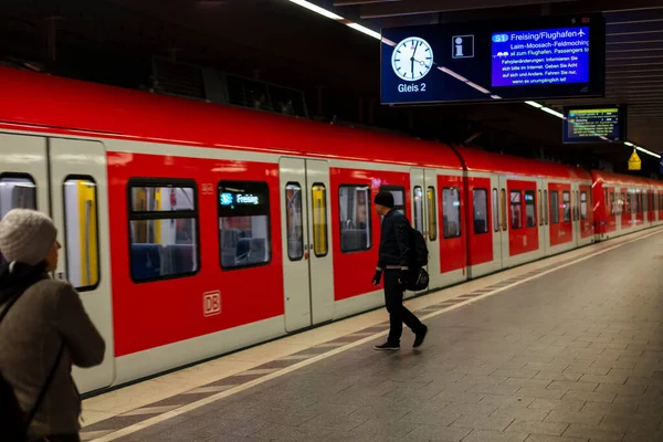 Mężczyzna Wsiadający Pociągu Bahn Głównej Stacji Kolejowej Monachium Wiosną 2020 — Zdjęcie stockowe