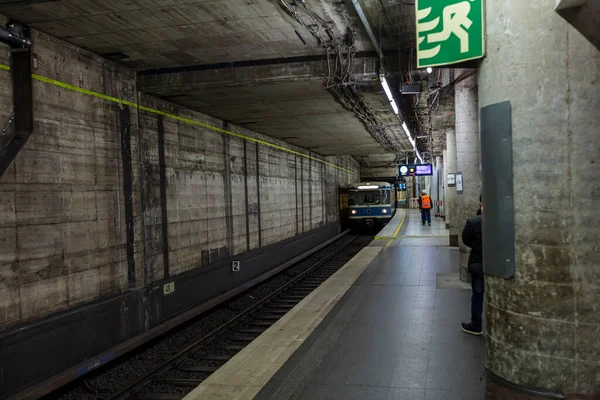 ほとんど空の地下鉄駅は2020年春の間に到着した古い地下鉄の列車でTorを送信します Covid 19の発生 — ストック写真