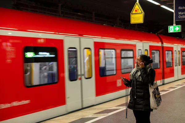 Kobieta Czekająca Pociąg Bahn Głównej Stacji Kolejowej Monachium Wiosną 2020 — Zdjęcie stockowe