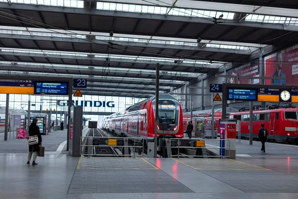 Stazione Ferroviaria Principale Quasi Vuota Monaco Baviera Germania Durante Epidemia — Foto Stock